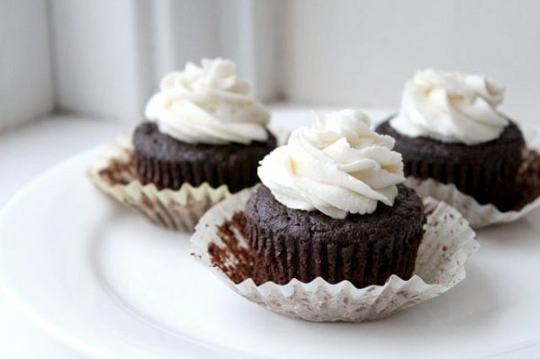 Healthy Chocolate Cupcakes Recipe for 100 Calories - When you crave low calorie desserts, bake these healthy chocolate cupcakes for 100 calories! Made with applesauce, they're moist, tender, and vegan!