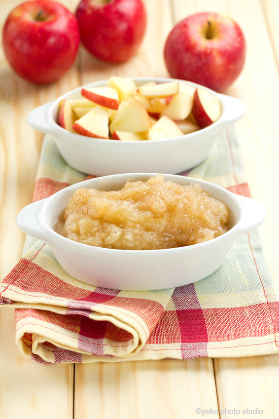 Crock Pot Applesauce Recipe! Apples in the slow cooker make the most delicious applesauce. Easy, warm, and cinnamony!