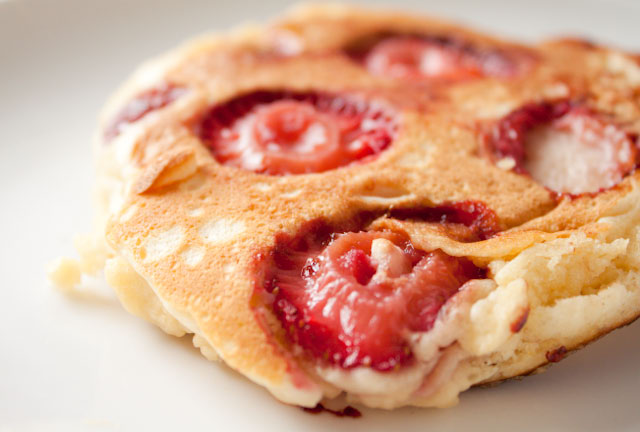 Strawberry Banana Pancakes Recipe! 350 calories per serving