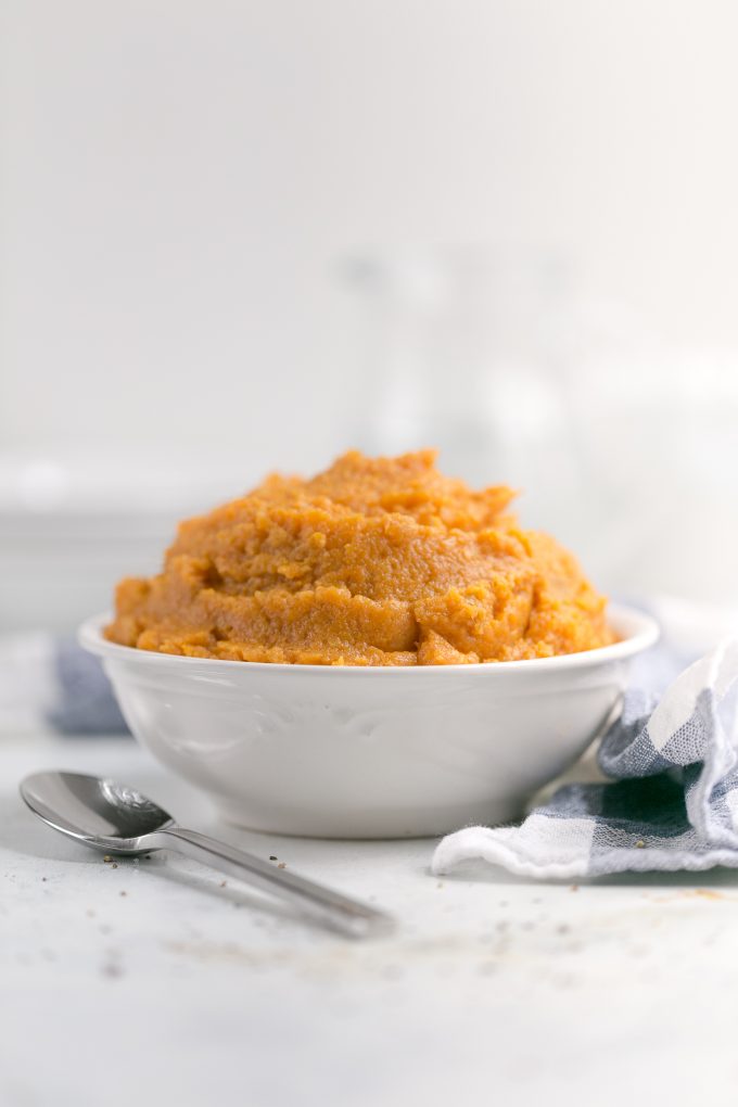 Perfect Mashed Sweet Potatoes Recipe! Add a little cinnamon, ginger, and nutmeg, and prepare to have the best side dish! The recipe can easily be made vegan with coconut oil and unsweetened almond milk. 152 calories per serving! #sidedish #sides #healthy