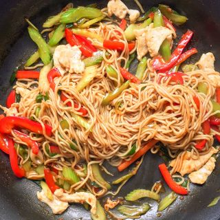 Easy Healthy Chicken Lo Mein Recipe! This delicious chicken stirfry is a healthy and low calorie version of Chinese lo mein for only 237 calories per serving! Low carb and huge portion too