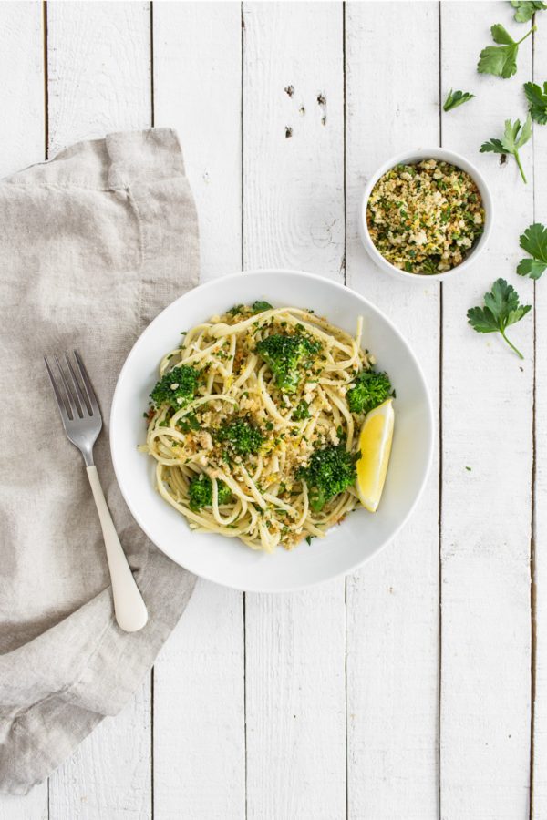 Linguine with Broccoli and Crispy Breadcrumbs - this recipe is quick and easy and made entirely of pantry staples! It takes all of 15 minutes to whip up and the crispy lemon parsley bread crumbs make the pasta so deliciously different than your average spaghetti! 400 calories per serving