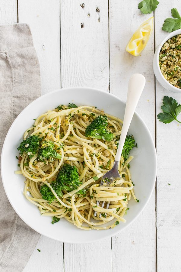 Linguine with Broccoli and Crispy Breadcrumbs - this recipe is quick and easy and made entirely of pantry staples! It takes all of 15 minutes to whip up and the crispy lemon parsley bread crumbs make the pasta so deliciously different than your average spaghetti! 400 calories per serving