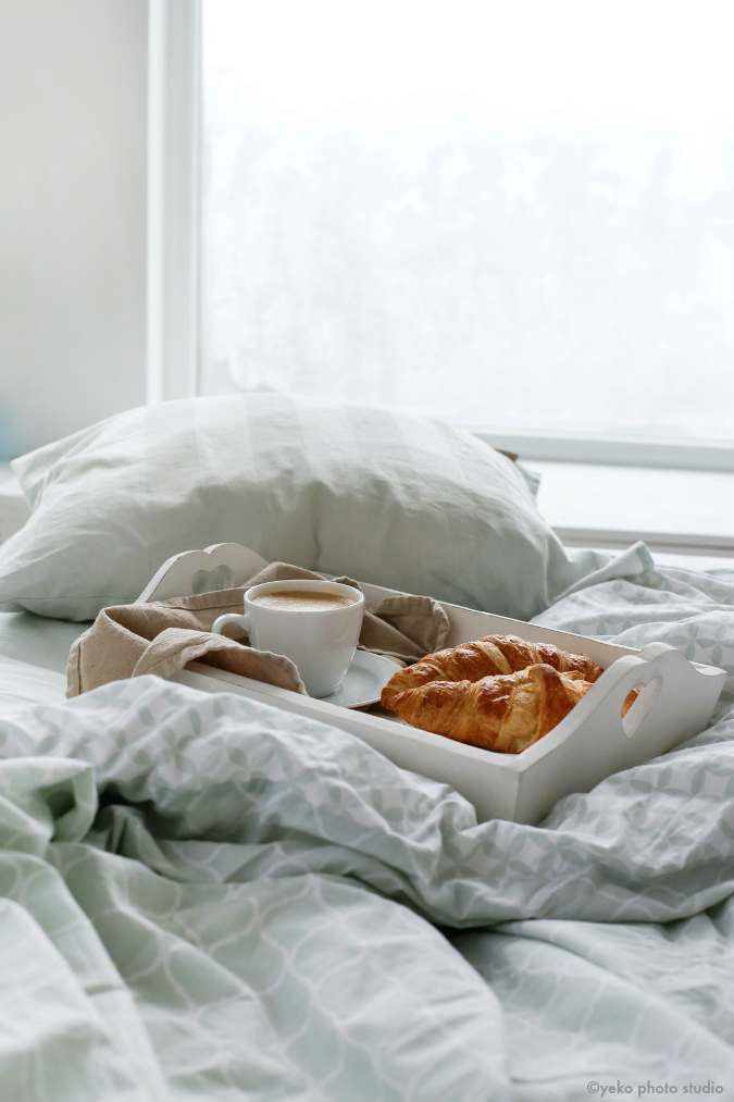 breakfast in bed - photo by yeko photo studio