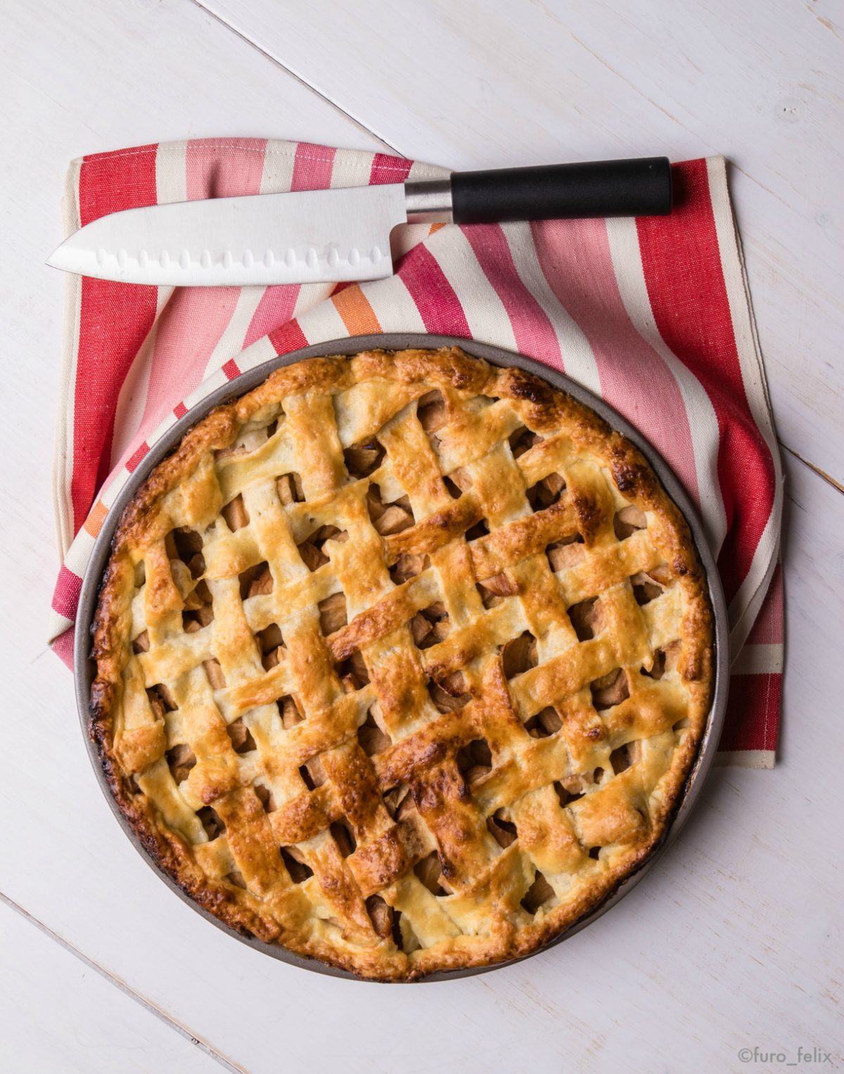 fresh baked apple pie - photo by furo_felix