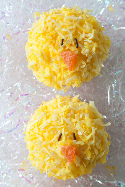 Easter Chick Cupcakes - get the recipe and guide on how to make these cute holiday treats!