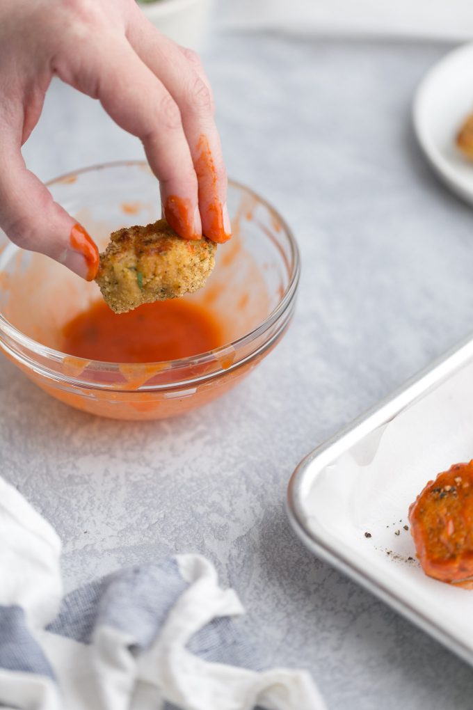 Healthier Baked Buffalo Chicken Nuggets for 418 calories or 6 WW points! This easy recipe is lighter comfort food, with crispy breading, spicy sauce, and cool, creamy blue cheese dressing