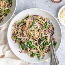 Pasta with garlic, mushrooms and prosciutto